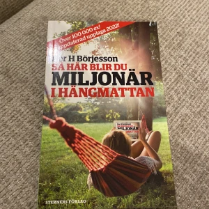 Så här blir du miljonär i hängmattan - Vill du lära dig smarta sätt att bli rik utan att stressa? Den här boken ger enkla tips om ekonomi och investeringar, perfekt för unga vuxna som vill ta kontroll över sin framtid. Uppdaterad upplaga 2022!