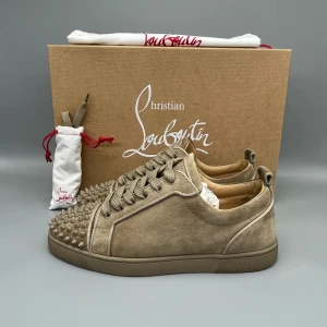 Christian Louboutin Louis Junior Spikes Orlato Sneaker Beige - • The shoes have been gently used and are in really good condition  • Size: 40 (fits 40.5–41)  • Color: Beige  • Retail price: 9500 SEK / 795€  • Box, dustbag & new laces included