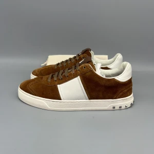 Valentino Flycrew Sneaker Brun - • The shoes have only been worn a few times and are in like-new condition  • Size: 39 (fits 39.5–40)  • Color: Brown  • Retail price: ~5000 SEK (no longer in production)  • Dustbag included