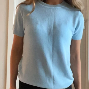 Ljusblå stickad kortärmad tröja M - Snygg ljusblå stickad tröja med korta ärmar och rund hals. Från loavies, storleken är M enligt lapp men är mer som en S på.