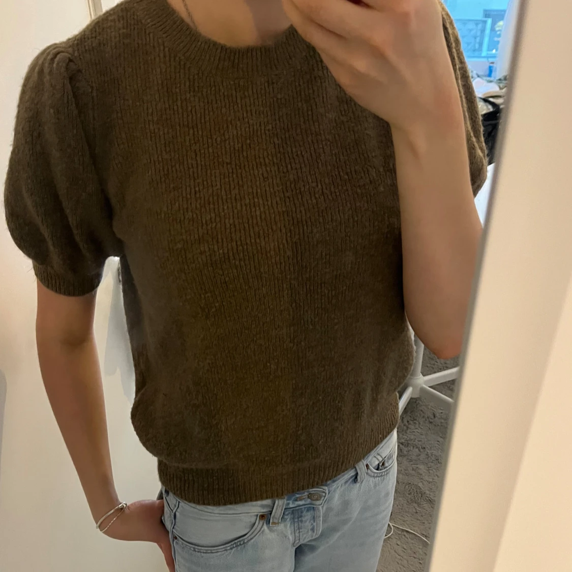 Brun stickad tshirt med puffärm - 3