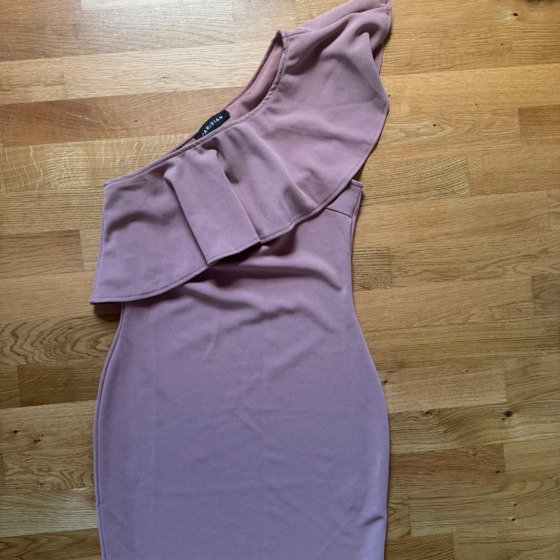 Rosa one shoulder klänning Parisian