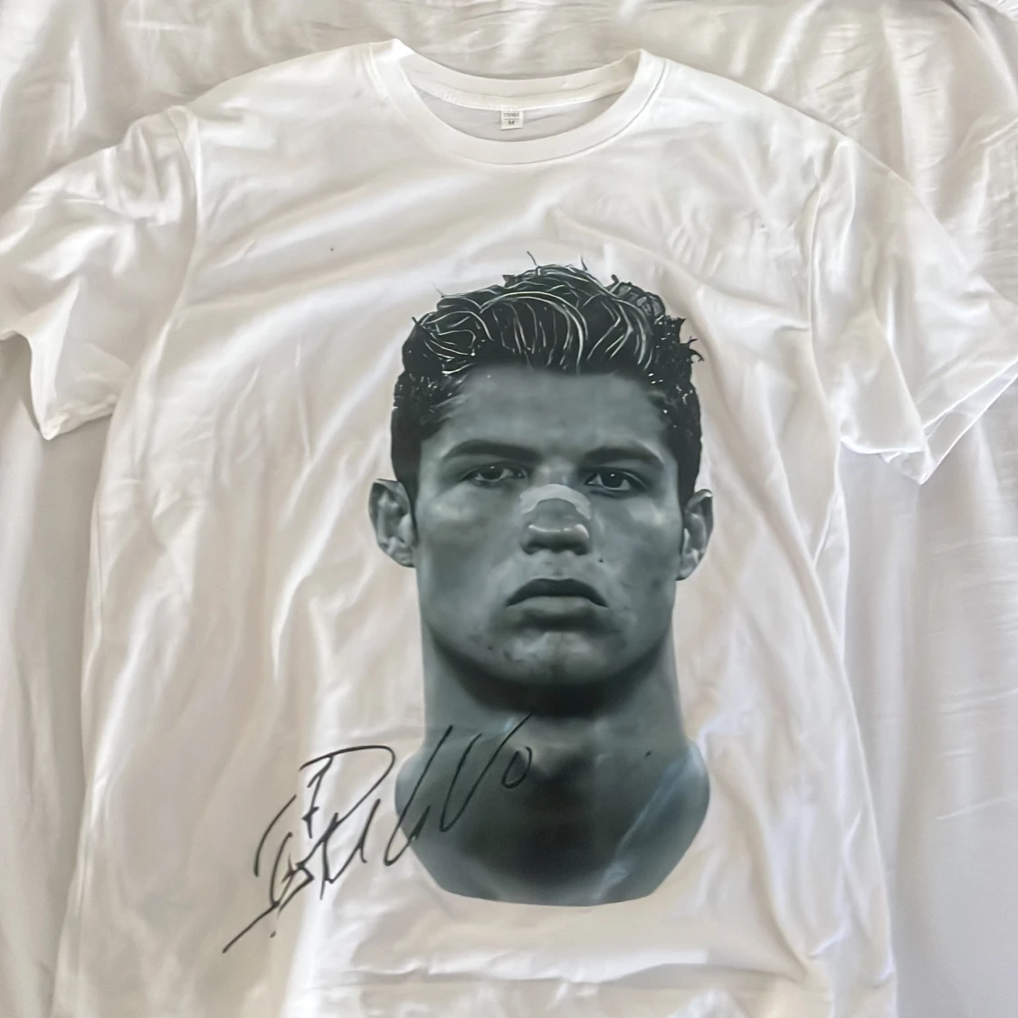 Vit t-shirt med tryck och autograf