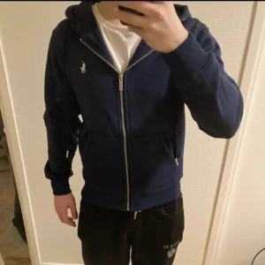 mörkblå Ralph lauren zip hoodie - Fin mörkblå Ralph lauren zip hoodie i väldigt fint skick. Modellen är 179cm, 72kg.