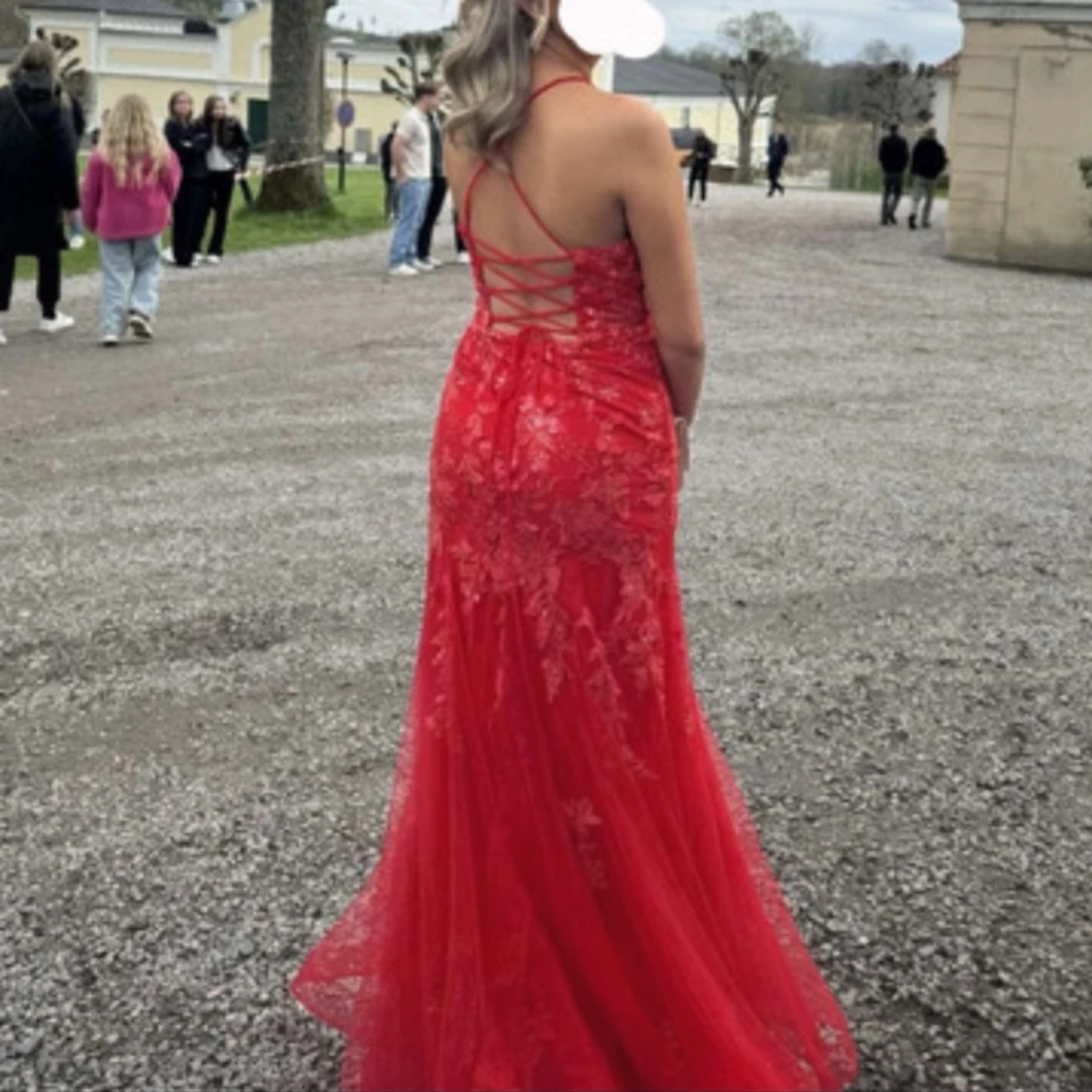 Röd långklänning med spetsdetaljer - 1