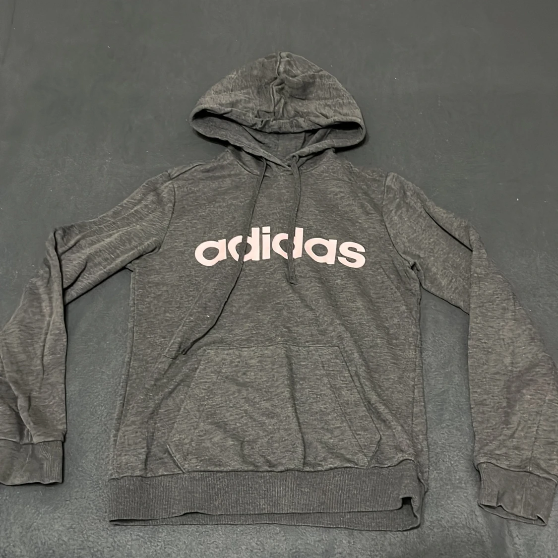 Mörkgrå hoodie från Adidas med rosa tryck