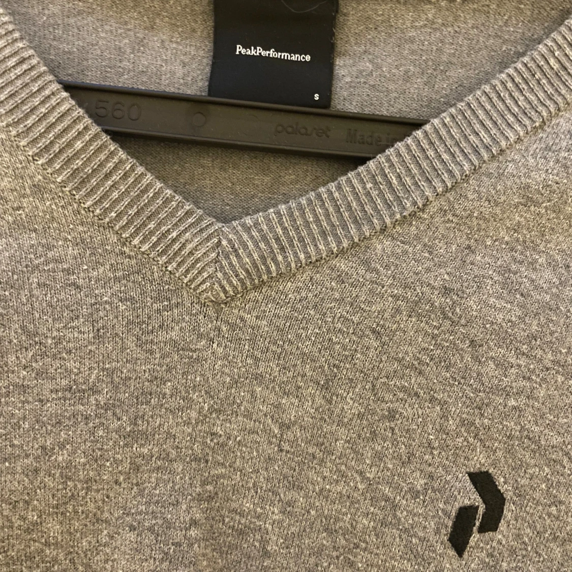 Grå v-ringad tröja Peak Performance - 1