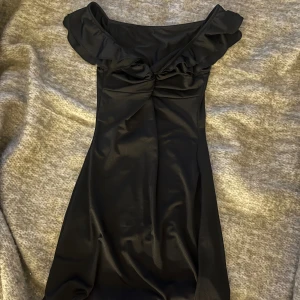 Svart offshoulder kortklänning - Snygg svart klänning från shein, aldrig använd🩷