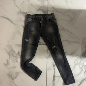 Grå slim fit jeans  från Dsquared2 - Snygga grå dsquared2 jeans grå färg 