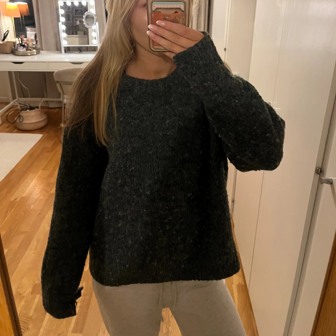 Mörkgrå stickad tröja - 1