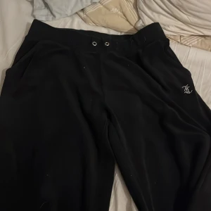 Svarta Juicy Couture mjukisbyxor S - Säljer nu mina juicy byxor för jag använder dem nu alldrig och snöret är borta  och de är storlek S