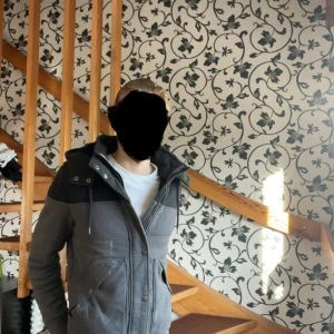 Grå teddyjacka från Hollister (strl S) - Säljer en Hollister jacka perfekt för höst/vintern, jackan är lindrad i bomull på insidan. Kom gärna med bud eller frågor!  Modellen är 181cm/70kg😊🍁