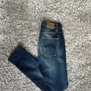 Blå skinny jeans från Nudie Jeans - Snygga blå jeans från Nudie Jeans i den populära passformen lean dean. Färg Peel blue, storlek W29 L32, Nypris runt 1500. 
