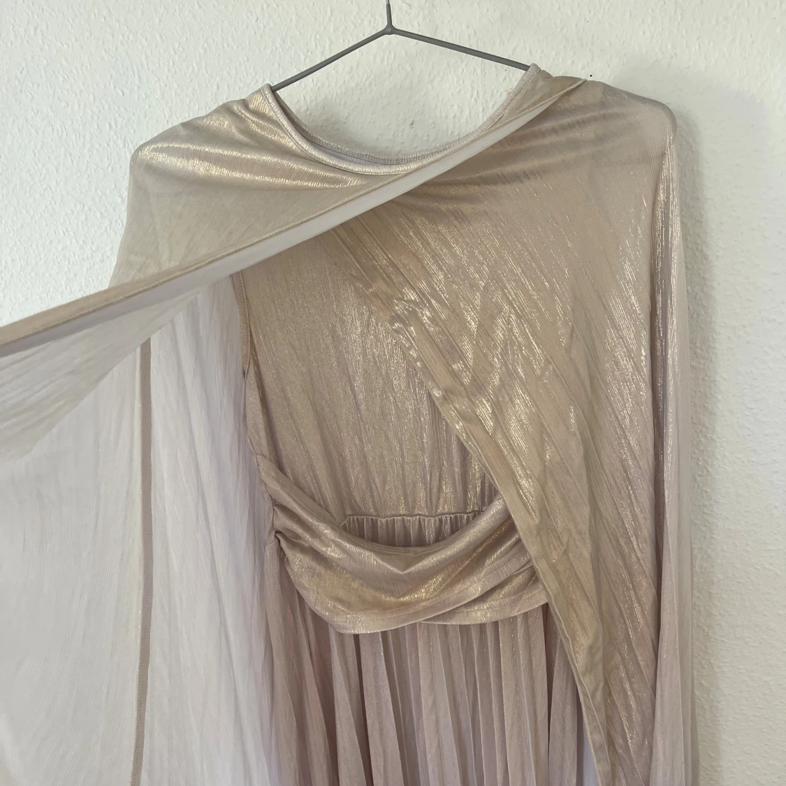 Champagnefärgad långklänning i glansigt tyg - 2