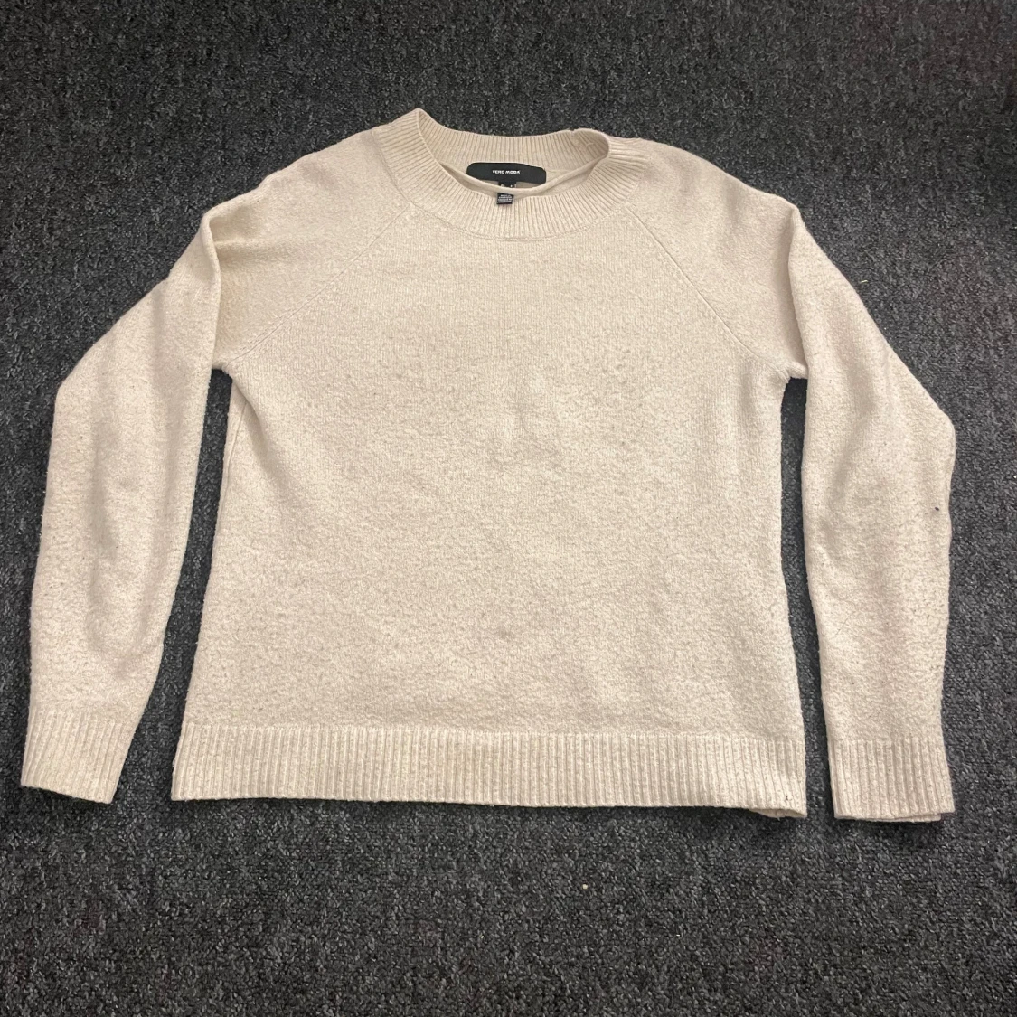 Beige stickad tröja från Vero Moda