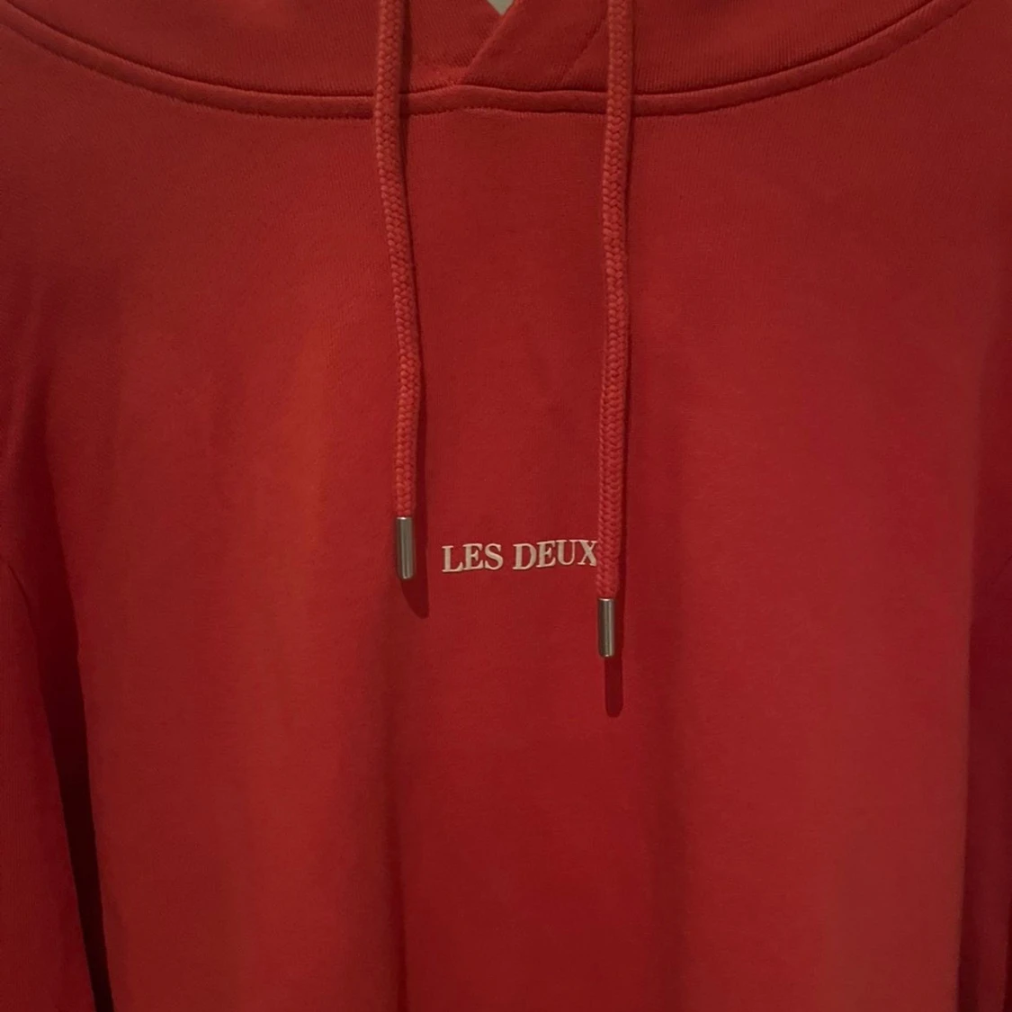 Röd hoodie från Les Deux med huva - 1