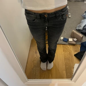 Svarta low waist bootcut jeans  - Märkta som low waist men jag skulle säga att de är som ett mellanting mellan mid waist och low waist. Hör av dig vid mer info! 
