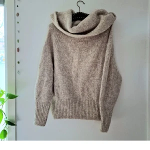 Off-shoulder polotröja - Urmysig och MJUK stickad tröja. Älskad, men det är dags för ett nytt hem. Delvis alpacka 🐪Återuppladdad för fri frakt. Jag har mycket annat uppe på sidan, både herr och damkläder. Köp gärna bundle för att få rabatt 🤗 