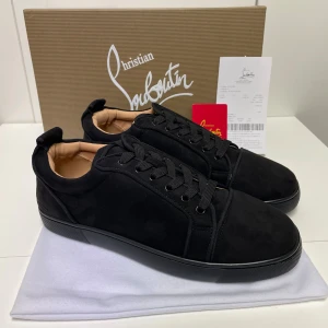 Christian Louboutin Skor - Hejsan, säljer ett helt nytt par skor aldrig tidigare använda. Storlek 43. Postar alltid inom 24h efter köpet. Skriv gärna om du har fler frågor.