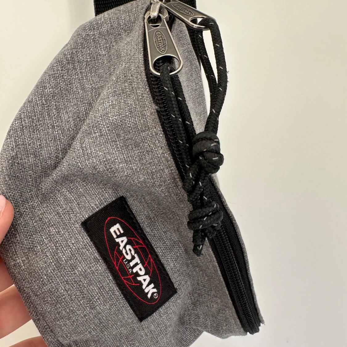 Grå axelväska från Eastpak / Magväska