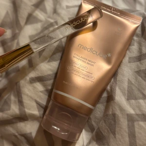 Medicube Collagen Night Wrapping Mask (8-10 hours) - En lyxig nattmask från Medicube med kollagenextrakt som boostar huden med fukt och gör den mjuk och spänstig. Tuben är roséguldig och rymmer 75 ml från korea. Man brukar använda innan man sover eller på en lång resa med flygplan🤍