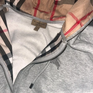 Burberry kofta  - Skön, värmer, passar både S och M, (STORLEK M) 