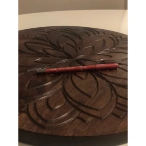 Svart eyeliner från CAIA - Säljer en snygg röd pencil eyeliner från CAIA. Pennan har en smal och lättanvänd form som gör det enkelt att skapa skarpa linjer runt ögonen. Pennan är i klassisk blyertsmodell.