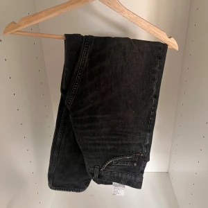 Svarta tiger of Sweden jeans  - Säljer ett par tiger of Sweden jeans i färgen grå/svart. Storleken är 29/32. Dom är använda men har inga defekter 
