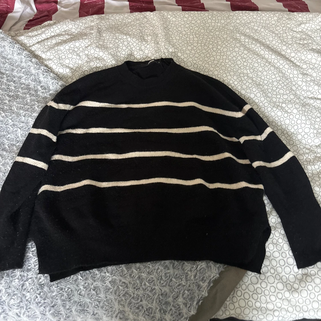 Svart stickad randig tröja