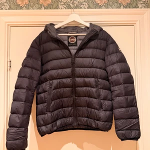 Svart dunjacka från Colmar med huva - Säljer en jätte snygg jacka från colmar. Knappt andvänd och som är i toppskick🤩     !Kan gå ner i pris vid snabb affär!        Passar mellan 170-180.