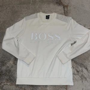 Hugo boss tröja - Säljer en Hugo boss tröja som är använd 2 gånger och behöver sälja den snabbt. Storlek S passar för XS med. Diskutera pris vid snabbaffär.