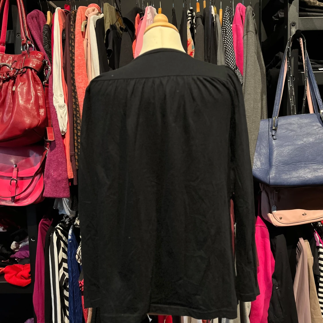 Svart långärmad blus med rund hals - 1