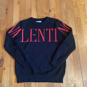 Valentino Tröja! PRIS KAN DISKUTERAS! - Den är inte använd mycket, Är storlek M men sitter som S, Jag själv är 185cm och den är lite kort i armarna för mig, därför säljer jag den. Pris kan diskuteras vid snabb affär!