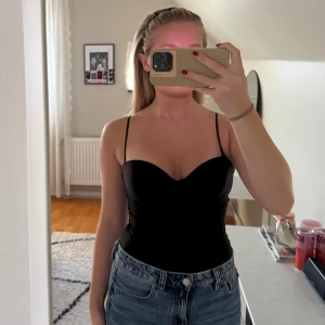 Viral h&m body  - En body som sitter jättesnyggt🤩🤩 Stolek 80B och sitter som s💓💓 Går inte att få tag i längre!🥰  Helt oanvänd pga köpte fel storlek, endast testad!! 