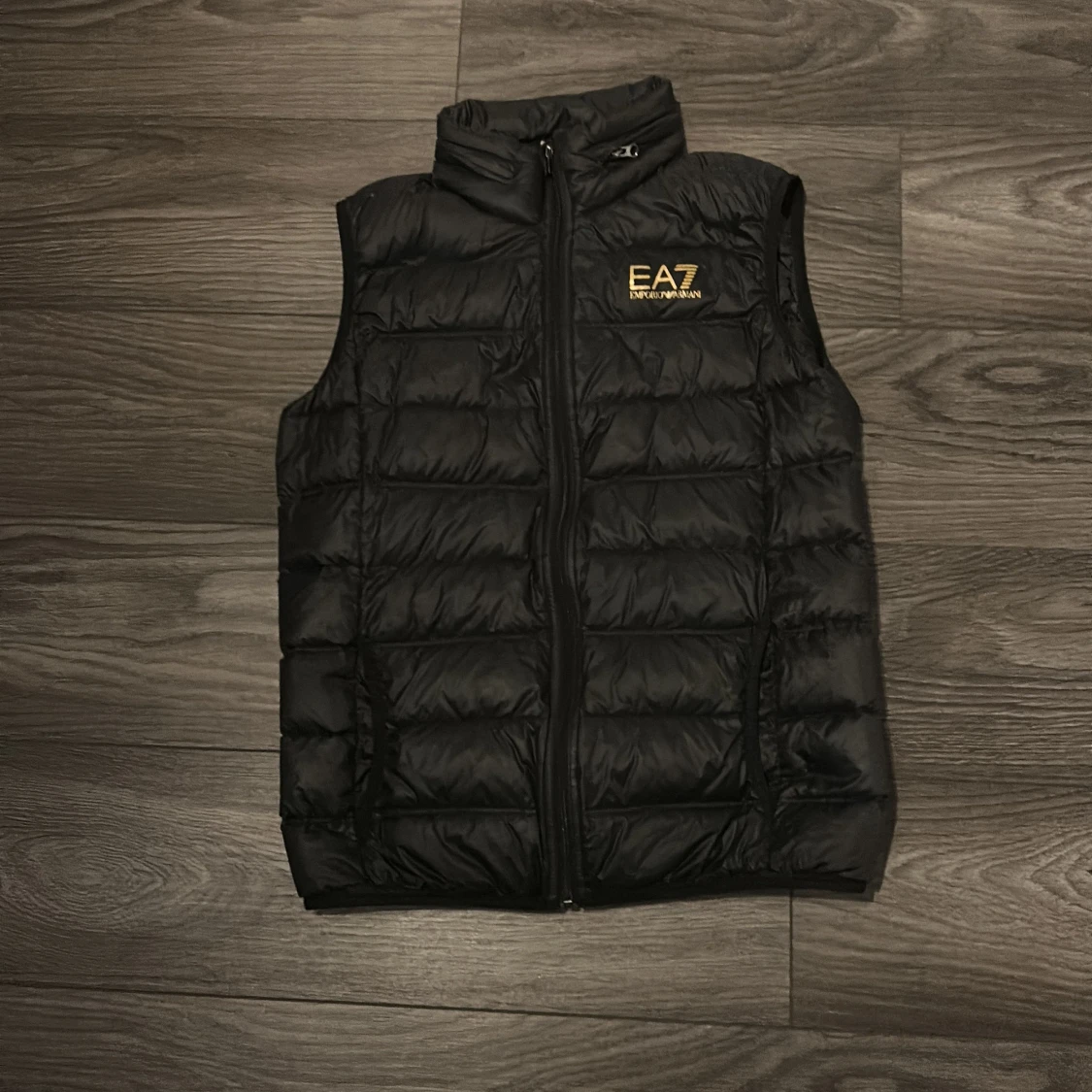 Svart dunväst från EA7 Emporio Armani