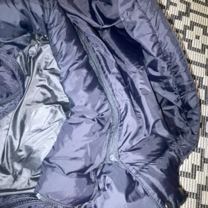 Svart pufferjacka från Polo Ralph Lauren - Säljer en svart pufferjacka från Polo Ralph Lauren. Jackan har en klassisk pufferdesign med vaddering, dragkedja. Materialet är glansigt och känns slitstarkt, perfekt för kyliga dagar.