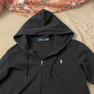 Ralph lauren tröja - Jag säljer en Ralph lauren tröja i blå färg med vit logga, tröjan är använd mycket men är inte sliten någonstans och är i bra skick. Pris kan diskuteras vid snabb affär.