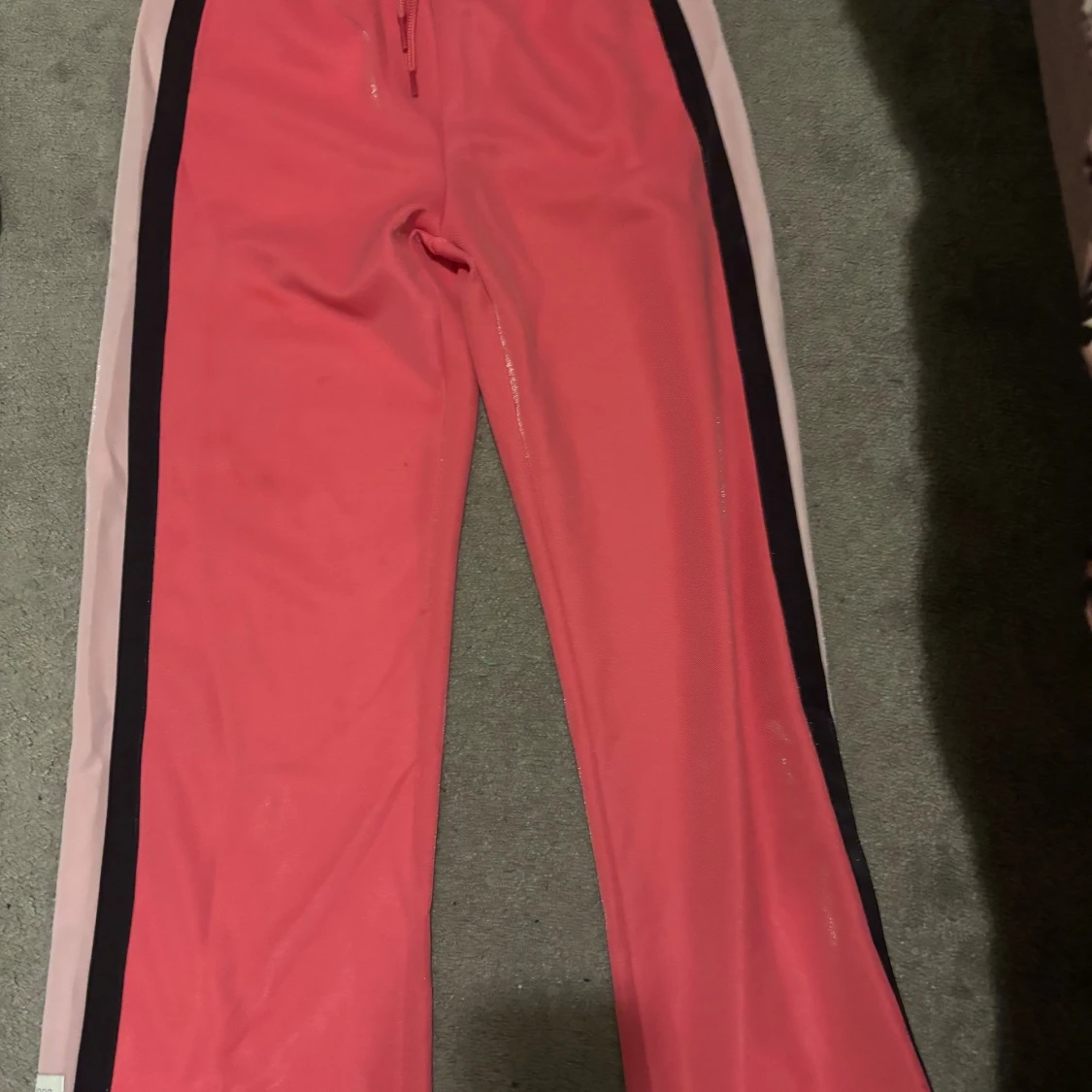 Rosa träningsbyxor med svarta ränder