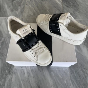 Valentino Rockstud skor - Valentino Rockstud skor - Skick: Jättefint skick - Tillbehör: Valentino box - Nypris: 6000kr - TrendWardrobe