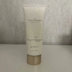 Rituals Namaste rengöringsskum - Ritual of Namaste Purify velvety smooth cleansing foam med moringa och helig lotus. Kommer i en stilren vit tub med guldfärgat lock, perfekt för din hudvårdsrutin. Innehåller 125 ml och har en lyxig känsla. Endast testad en gång 