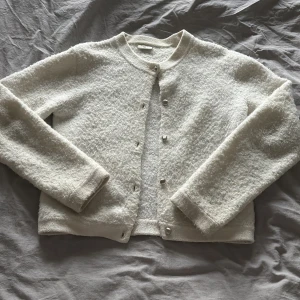 Vit kofta med knappar - Vit fluffig kofta