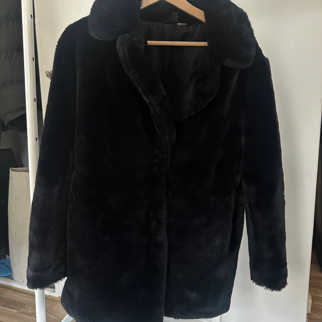 Svart pälsjacka med krage