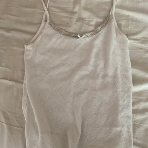 Brandy mellvin linne - Säljer detta linne då de inte kommer till användning storlek one siz passar mig perfekt som har xs/s