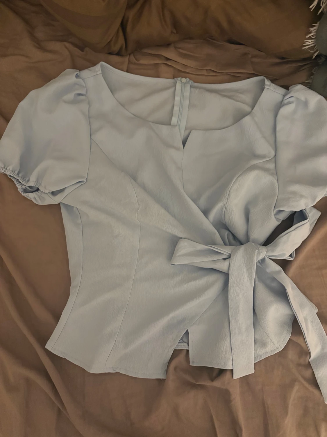 Ljusblå omlottopp med puffärm