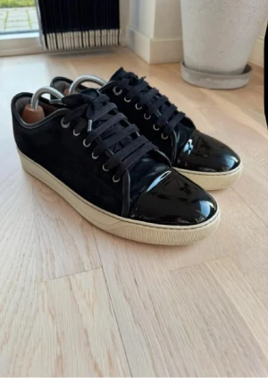 Svarta Lanvin skor - Säljer dessa sjukt feta svarta Lanvins! Perfekta för dig som vill lyfta outfiten med något riktigt fett och exklusivt. Storlek: UK 8. Skick: 8/10, endast lite normalt slitage. Självklart 100% äkta! Hör av dig vid minsta fundering 🤩