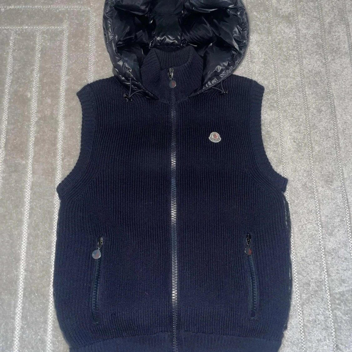 Mörkblå stickad väst med dunhuva