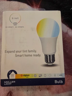 Müller Licht Tint Smart Bulb E27 - Smart LED-lampa med E27-sockel, 806 lumen, 19W, färgtemperatur 2700K-6500K (varmvit till dagsljusvit), Zigbee-kompatibel för smart hem, dimbar, energiklass A+, upp till 25 000 timmars livslängd. Snabb start, röststyrning och appkontroll. Ny i förpackning.