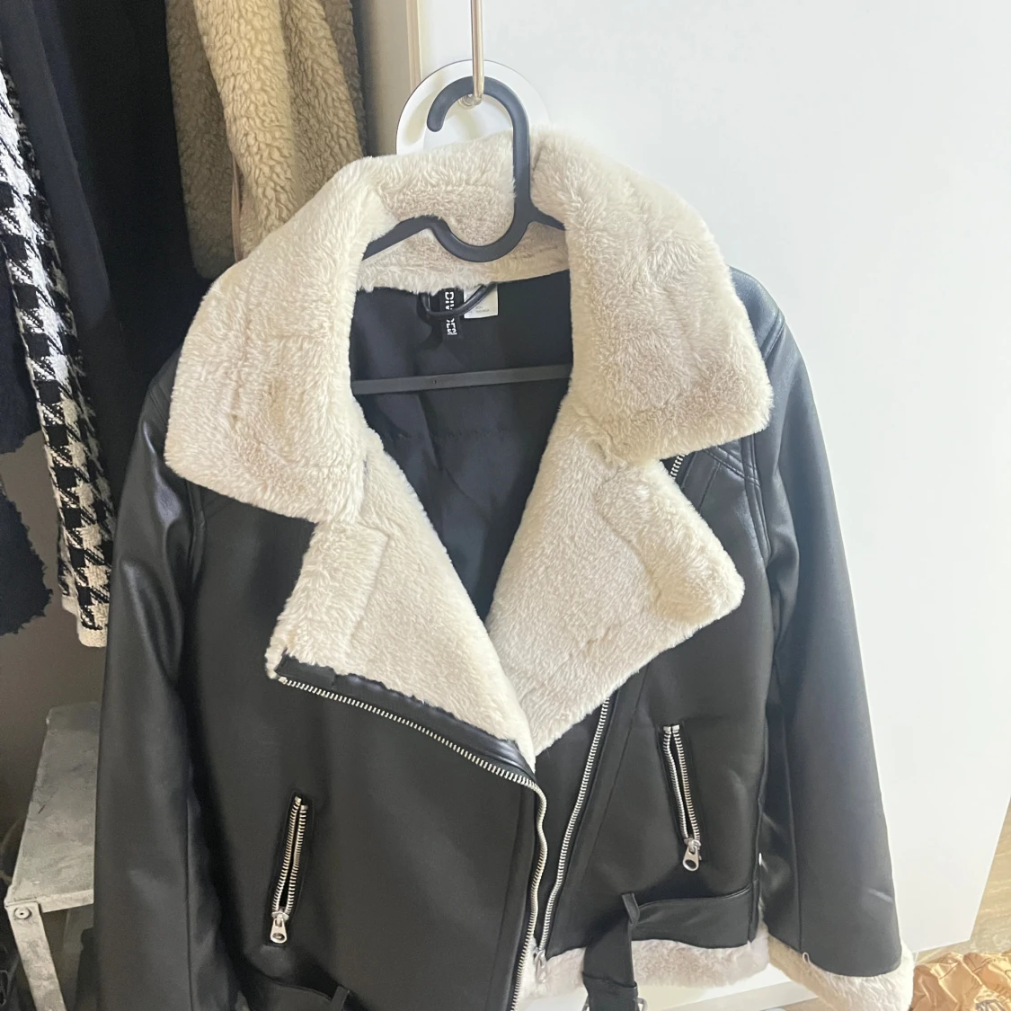 Svart pälsjacka med bälte från H&M - 1