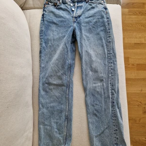 Blå cropped jeans från &Other stories  - W24 medelhög midja och cropped modell. Endast använda ett fåtal gånger och är i fint skick.