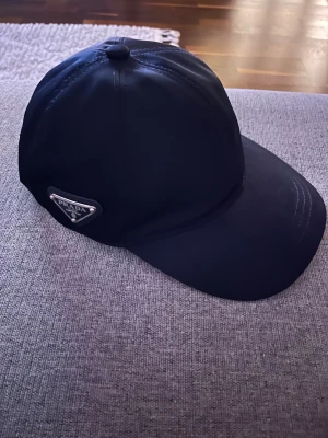 Marinblå keps från Prada - Prada marinblå keps bästa kopian i marknaden. 